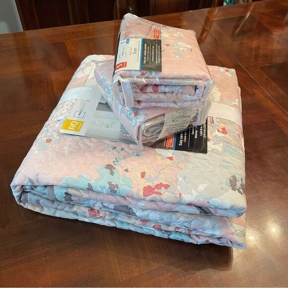 Pink Blush Grey Floral Queen Size Bed Quilt and Shams NEW Bedding - Picture 1 of 11